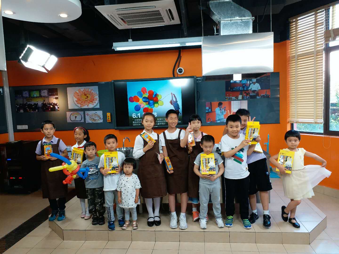 太阳成集团tyc539工会举行六一亲子烘焙活动