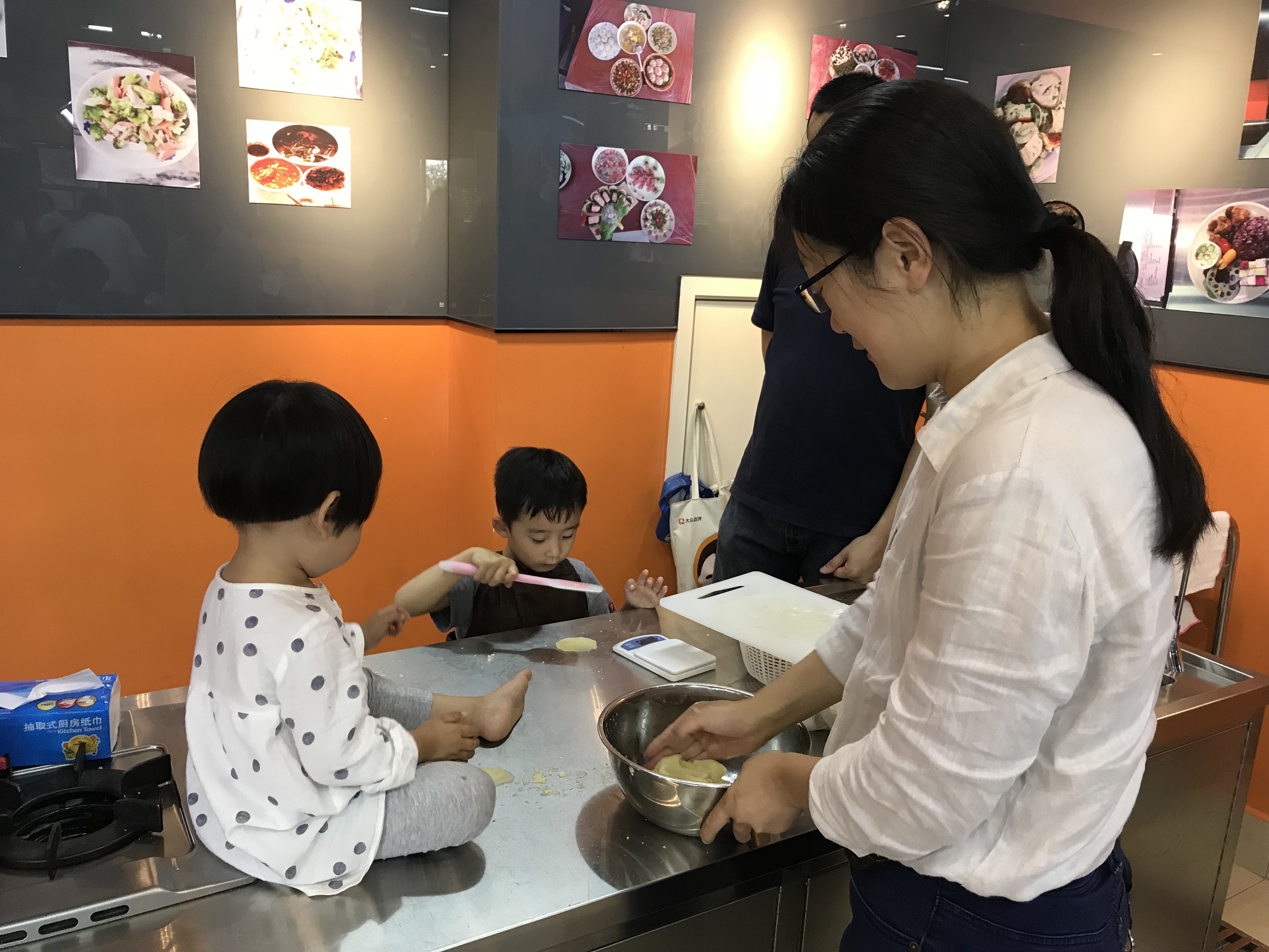 太阳成集团tyc539工会举行六一亲子烘焙活动