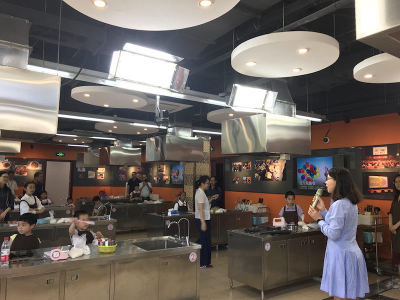 太阳成集团tyc539工会举行六一亲子烘焙活动