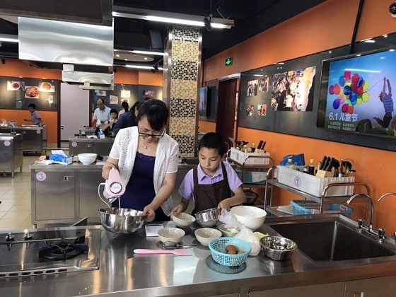 太阳成集团tyc539工会举行六一亲子烘焙活动