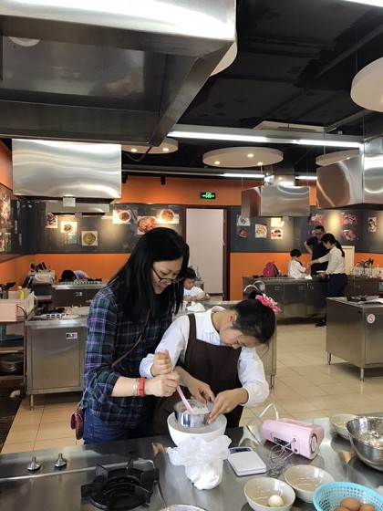 太阳成集团tyc539工会举行六一亲子烘焙活动