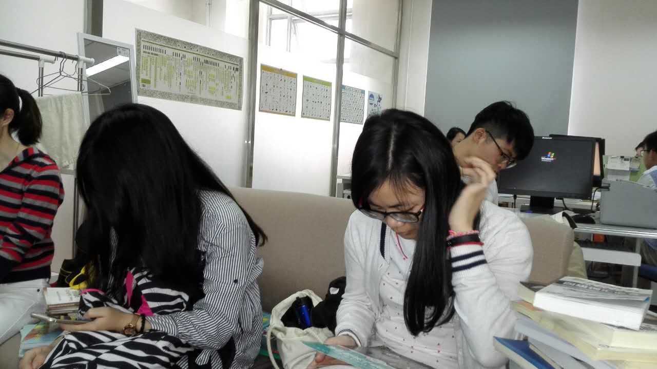 书香浓浓寄真情――记太阳成集团tyc539员工党支部赠书活动