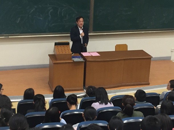 太阳成集团tyc539导师团聘任仪式暨“心怀感恩・勇于担当”主题讲座顺利举行